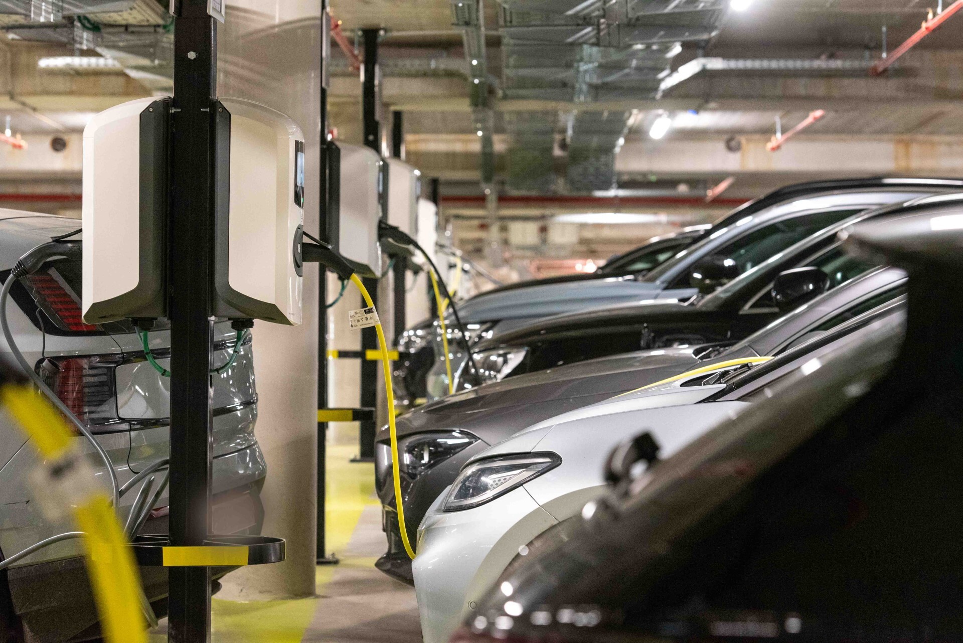 Voitures électriques garées et en charge dans le parking souterrain 