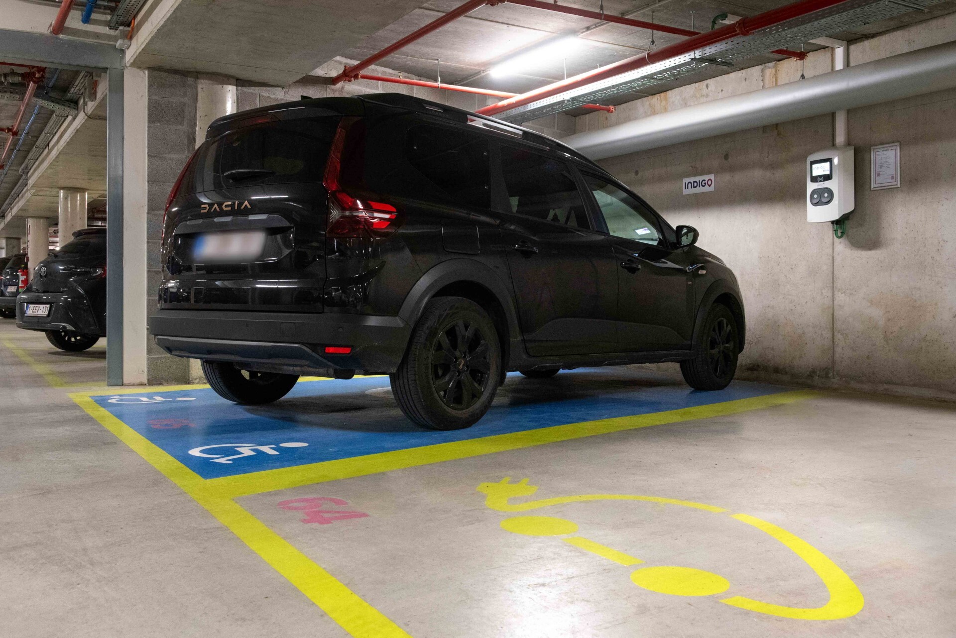 Différentes places de parking - électrique, place PMR 