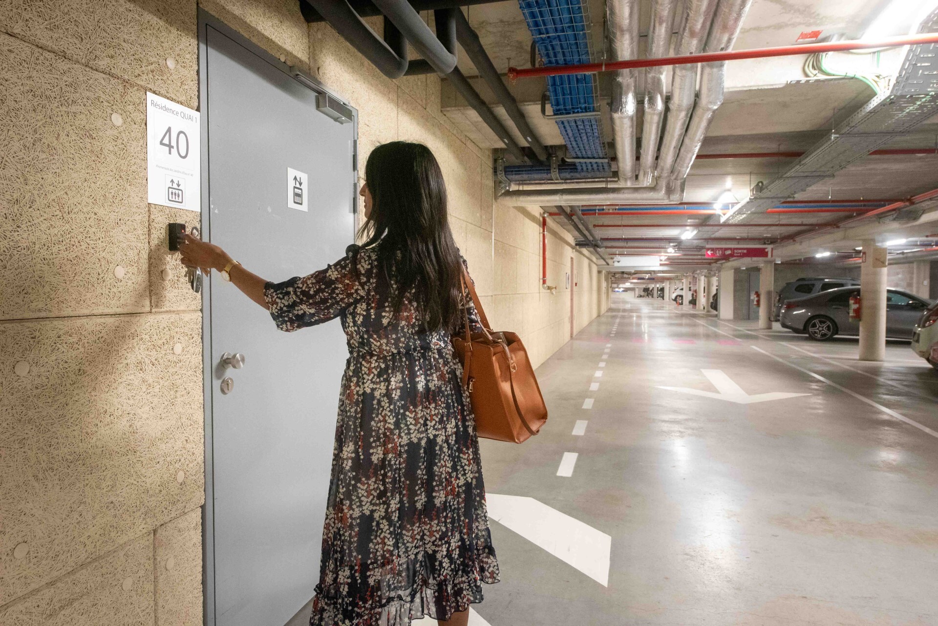 Dame qui entre dans le parking souterrain 