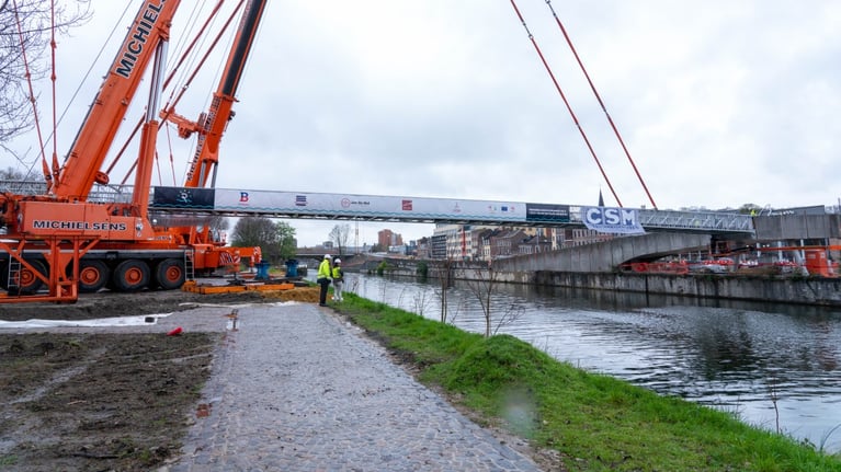 Ecoquartier Rives Ardentes : installation de la passerelle 
