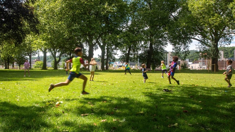 Enfants qui jouent dans le Parc Astrid 