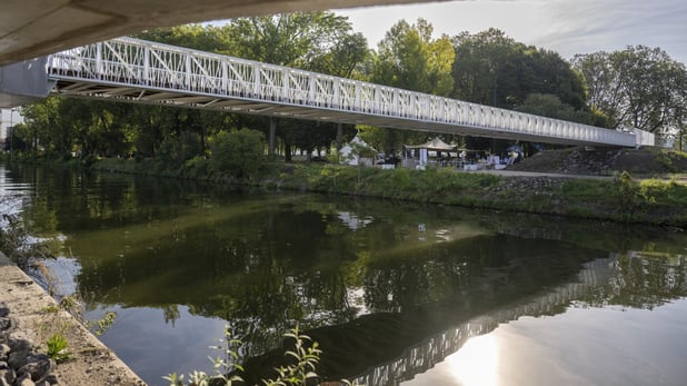 Installation de la Passerelle des Reflets : une étape importante pour l’écoquartier Rives Ardentes